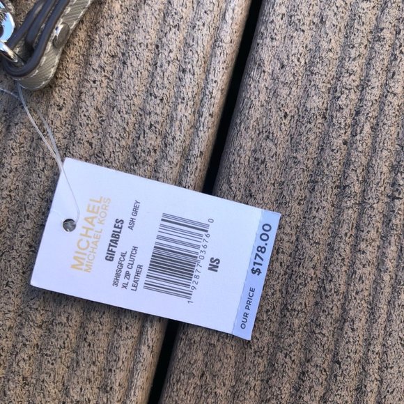 NWT authentic Michael Kors heart xl zip wristlet - Picture 6 of 7
